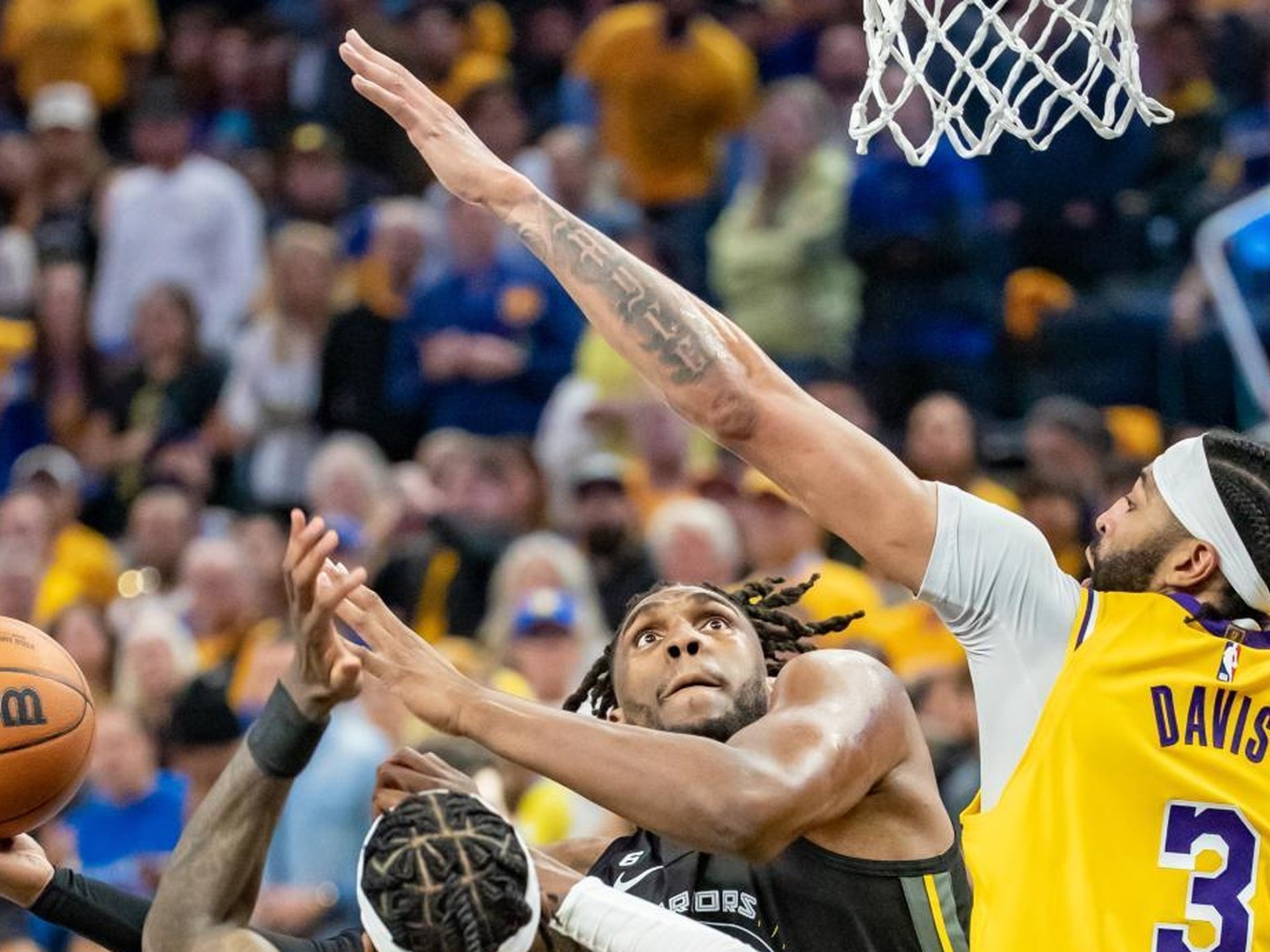 开云体育-洛杉矶湖人关键时刻强势反弹塞尔维亚队球迷欢呼，媒体一致点评：犹他爵士赛前遗憾出局